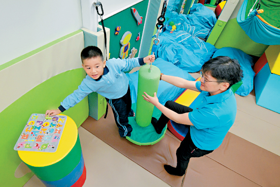 社会福利署曾计划于全港各区增设至少1间幼儿中心。 社会福利署曾计划于全港各区增设至少1间幼儿中心。