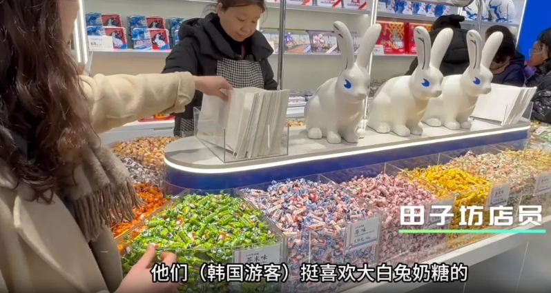 游客买大白兔奶糖 游客买大白兔奶糖