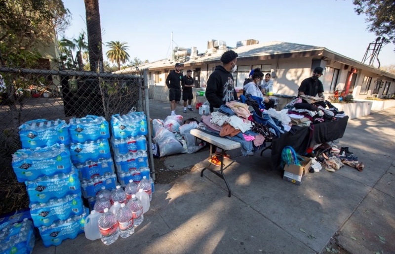 善心团体募集衣物和其他物资,分发给因火灾而失去一切的受灾户 善心团体募集衣物和其他物资,分发给因火灾而失去一切的受灾户