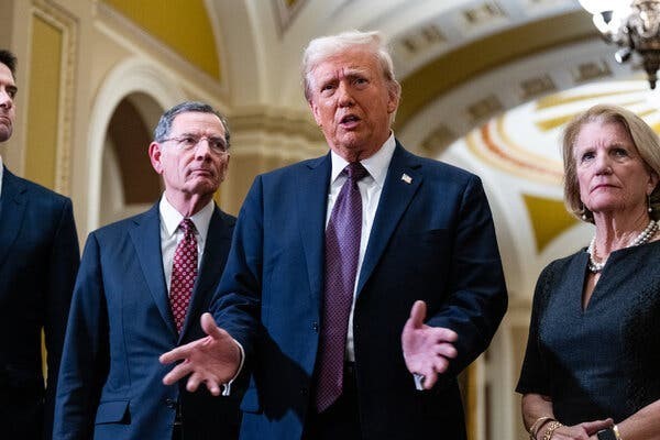 1月8日,特朗普(中)在华盛顿对记者发表讲话。 1月8日,特朗普(中)在华盛顿对记者发表讲话。