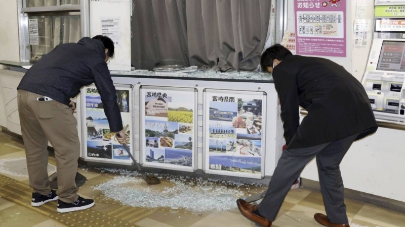 地震发生后,民众清理地面碎玻璃。 地震发生后,民众清理地面碎玻璃。