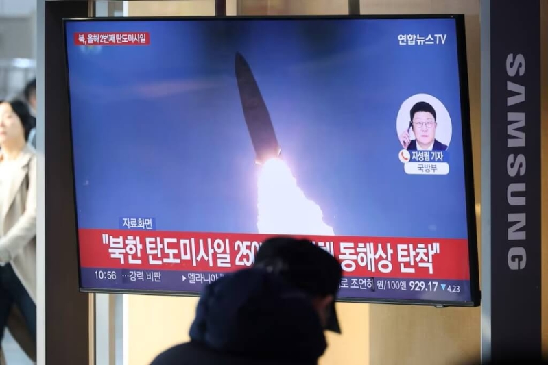 韩国首尔一处电视14日播报有关朝鲜试射导弹的新闻。 韩国首尔一处电视14日播报有关朝鲜试射导弹的新闻。