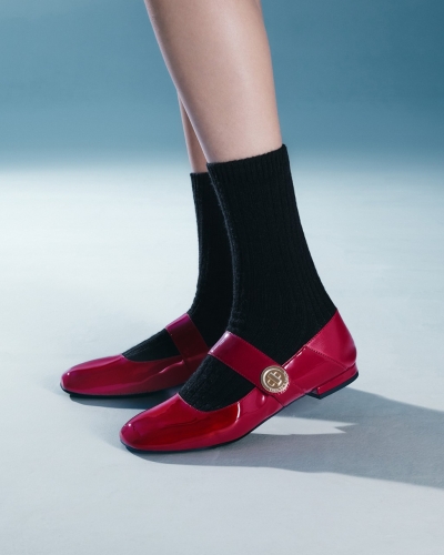 Charles & Keith新春系列官网限定Yara漆面红色玛莉珍鞋$439。 Charles & Keith新春系列官网限定Yara漆面红色玛莉珍鞋$439。