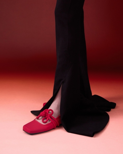 Charles & Keith新春系列饰以中国结装饰的红色Jade玛莉珍鞋$499,另备黑色版本。 Charles & Keith新春系列饰以中国结装饰的红色Jade玛莉珍鞋$499,另备黑色版本。