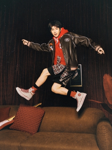 Converse Chuck 70高筒帆布鞋 $749,质感雾光缇花鞋面结合仿蛇纹皮革,并饰以红拼金色幸运绳细节。 Converse Chuck 70高筒帆布鞋 $749,质感雾光缇花鞋面结合仿蛇纹皮革,并饰以红拼金色幸运绳细节。