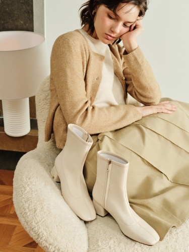 Sam Edelman白色Perrie短靴 $1,800,采用复古方形鞋头设计。 Sam Edelman白色Perrie短靴 $1,800,采用复古方形鞋头设计。