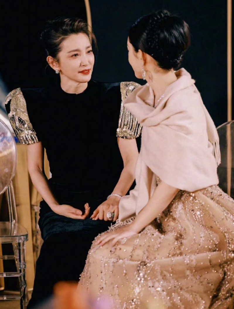 赵丽颖与李冰冰在活动上也不时交头接耳。(图/翻摄自微博) 赵丽颖与李冰冰在活动上也不时交头接耳。(图/翻摄自微博)