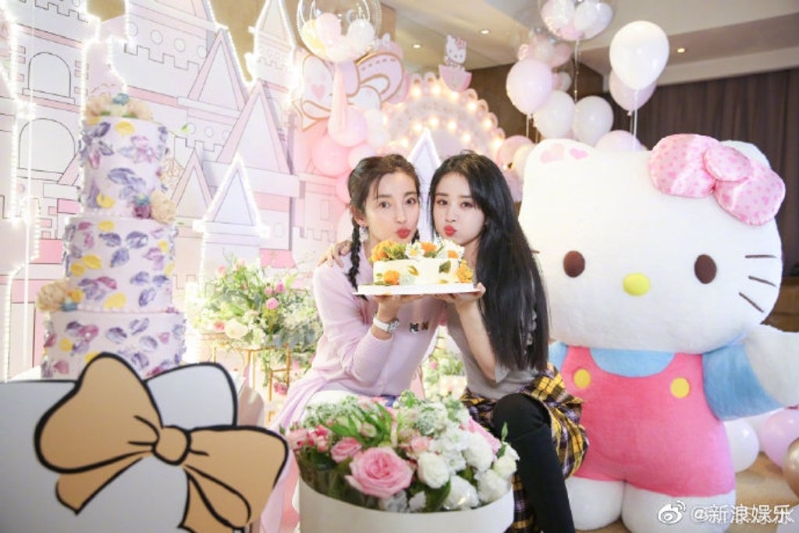 赵丽颖曾为李冰冰庆生可见两人好感情。(图/翻摄自微博) 赵丽颖曾为李冰冰庆生可见两人好感情。(图/翻摄自微博)