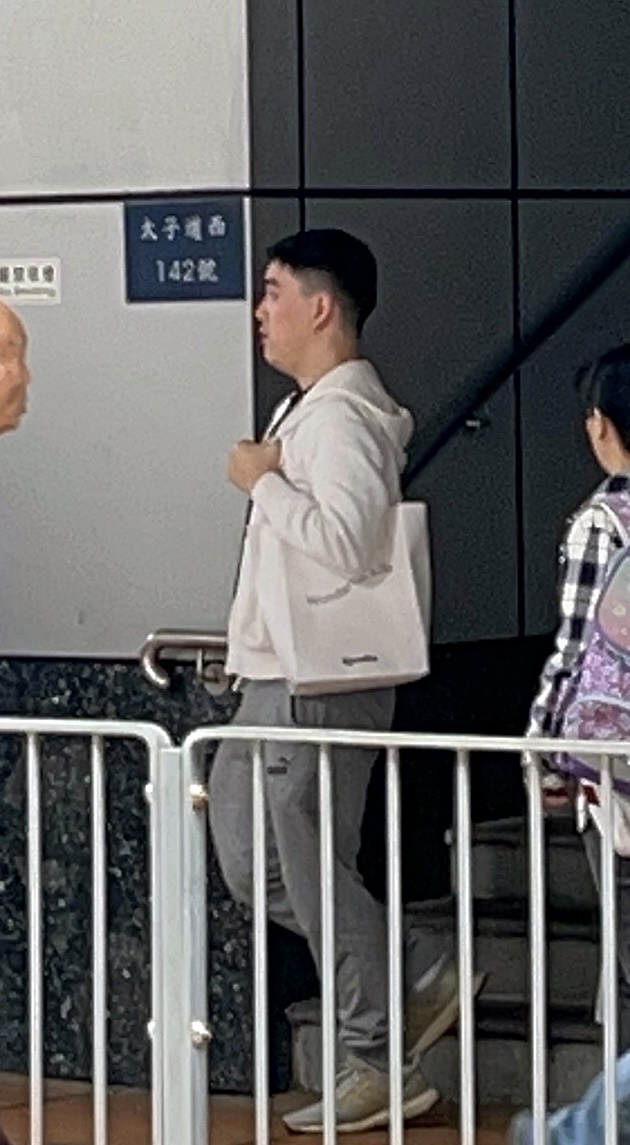 钟剑华儿子中午离开旺角警署。 钟剑华儿子中午离开旺角警署。