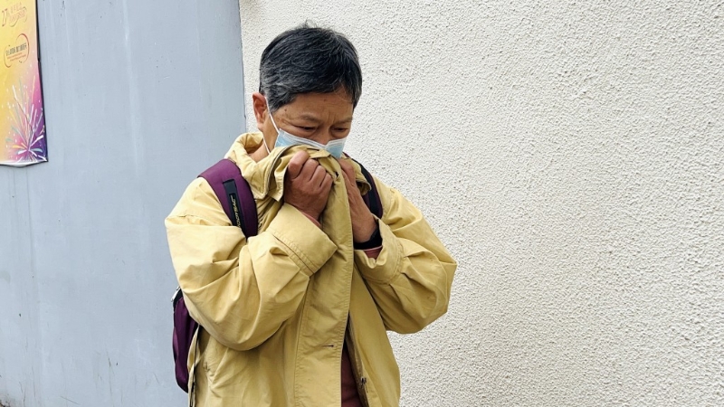 钟剑华妻子离开天水围警署。 钟剑华妻子离开天水围警署。