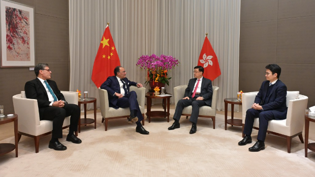 李家超与与巴基斯坦联邦财政和税收部长Muhammad Aurangzeb(左二)会面 李家超与与巴基斯坦联邦财政和税收部长Muhammad Aurangzeb(左二)会面