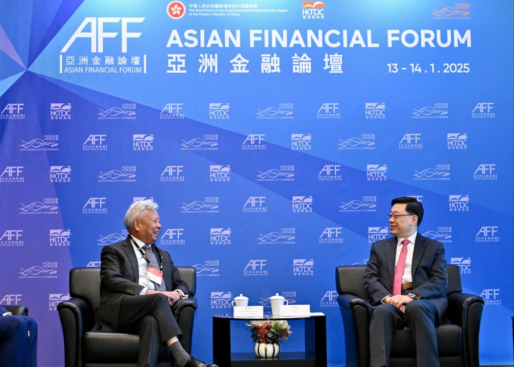 李家超(右)与亚洲基础设施投资银行行长金立群会面 李家超(右)与亚洲基础设施投资银行行长金立群会面