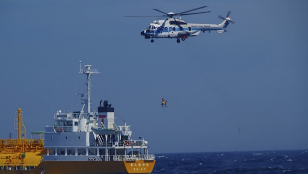 日本海上保安厅以直升机接走获救的芝士。 日本海上保安厅以直升机接走获救的芝士。