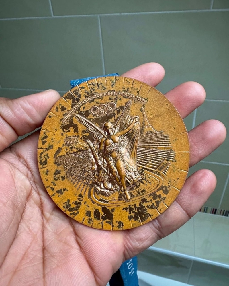 不少巴黎奥运奖牌被指质量欠佳。 (X@bulgaa007503910) 不少巴黎奥运奖牌被指质量欠佳。 (X@bulgaa007503910)