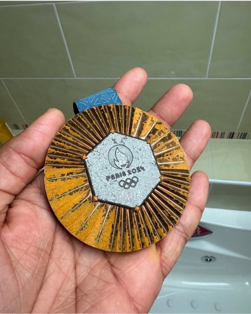 不少巴黎奥运奖牌被指质量欠佳。 (X@peacemaket71) 不少巴黎奥运奖牌被指质量欠佳。 (X@peacemaket71)