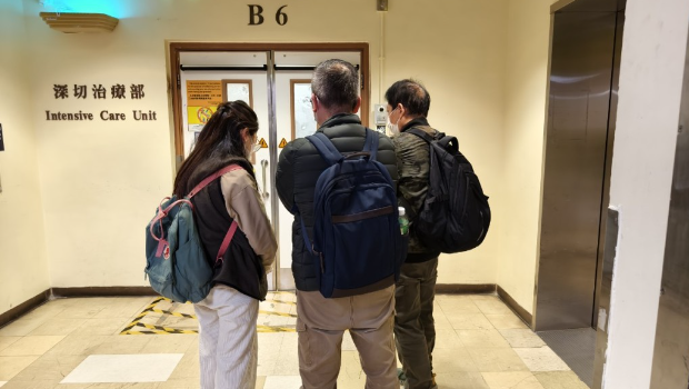 赵妇的家人今日傍晚已在病房外守候 赵妇的家人今日傍晚已在病房外守候