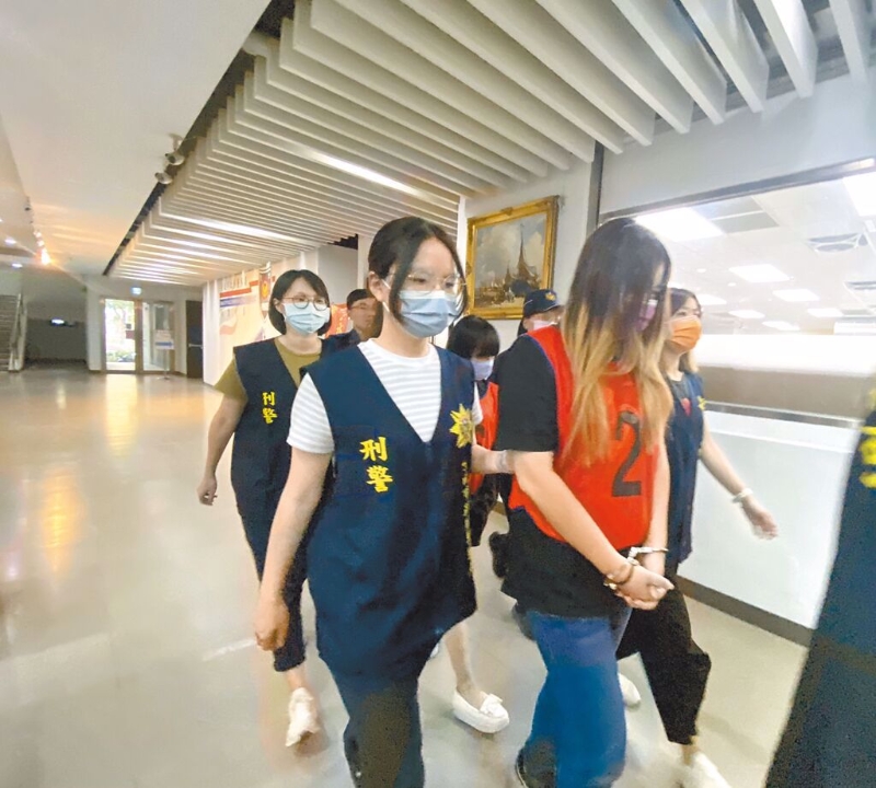 涉及台南永康丁姓男子坠楼死亡案的嫌犯遭移送画面。(中时资料照片) 涉及台南永康丁姓男子坠楼死亡案的嫌犯遭移送画面。(中时资料照片)