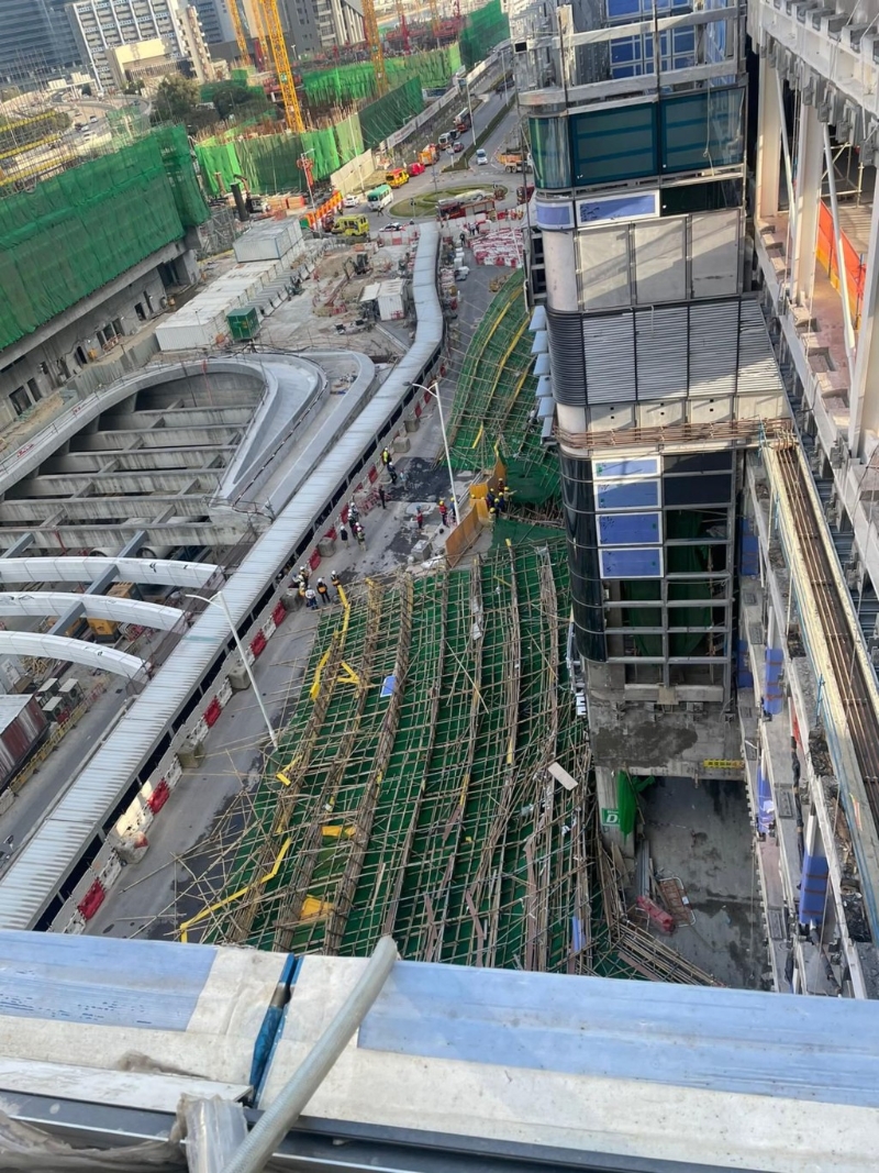 巨幅棚架倒塌。 巨幅棚架倒塌。