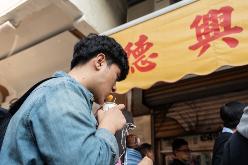 学生们尝德兴鱼蛋 学生们尝德兴鱼蛋