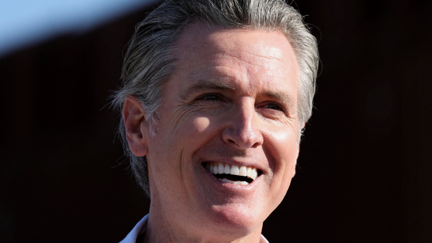 州长诡异摇头摆肩笑了惹众怒 州长诡异摇头摆肩笑了惹众怒