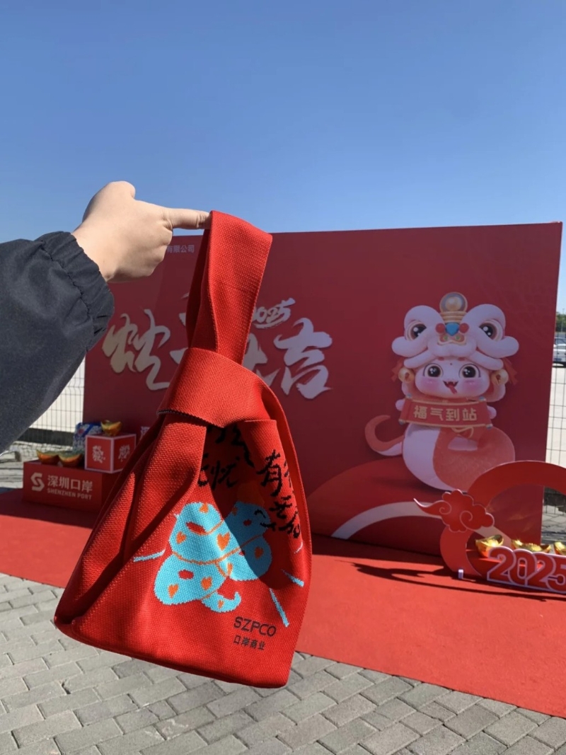 深圳口岸大派免费贺年福袋。 (小红书图片) 深圳口岸大派免费贺年福袋。 (小红书图片)