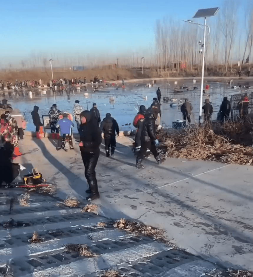 河北唐山玉田县陈家铺小明钓场14日发生意外,十多人跌落水。 河北唐山玉田县陈家铺小明钓场14日发生意外,十多人跌落水。