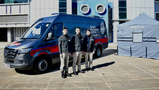 鉴证科先进科技课高级督察童俊凌、总督察檀东辉、高级督察谭洁琳(左至右)介绍CSI流动实验室投入使用详情。 鉴证科先进科技课高级督察童俊凌、总督察檀东辉、高级督察谭洁琳(左至右)介绍CSI流动实验室投入使用详情。