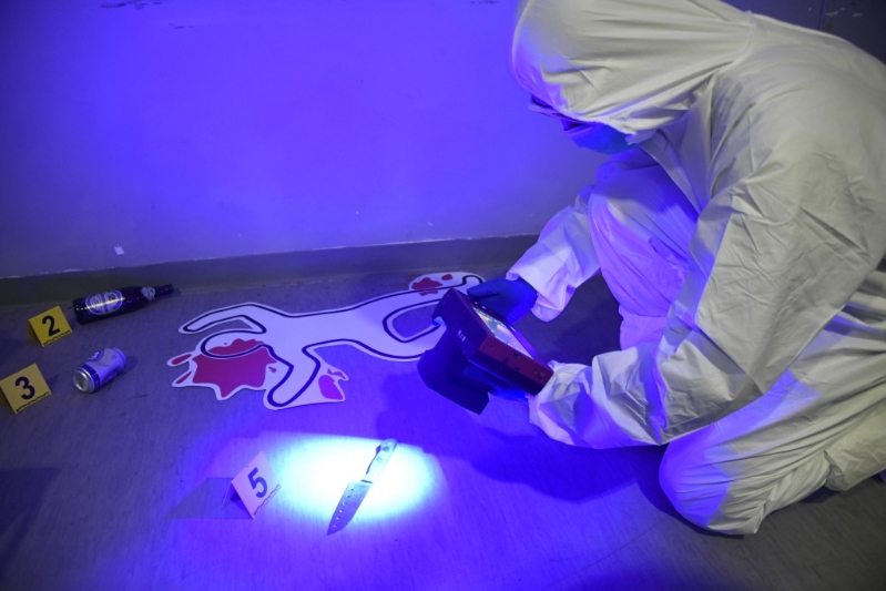 人员用聚集诱导荧光指纹侦测仪对已侦测到的范围做进一步的检测。 人员用聚集诱导荧光指纹侦测仪对已侦测到的范围做进一步的检测。