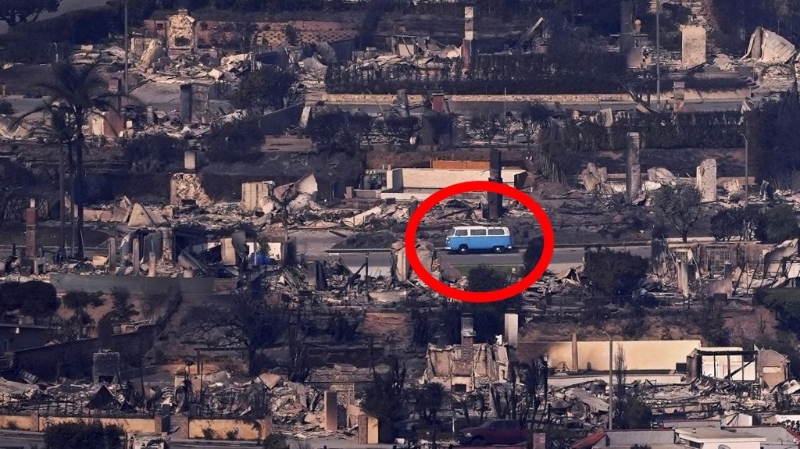 一辆蓝色面包车在一片烧毁的废区中存活,可说是野火中的奇迹。美联社.jpg 一辆蓝色面包车在一片烧毁的废区中存活,可说是野火中的奇迹。美联社.jpg