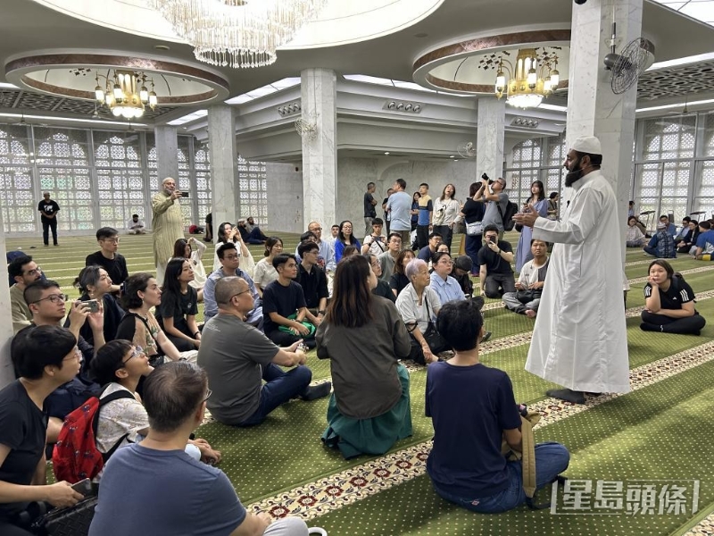 香港是多元化社会,市中心有清真寺、志莲淨苑等宗教场所。 香港是多元化社会,市中心有清真寺、志莲淨苑等宗教场所。