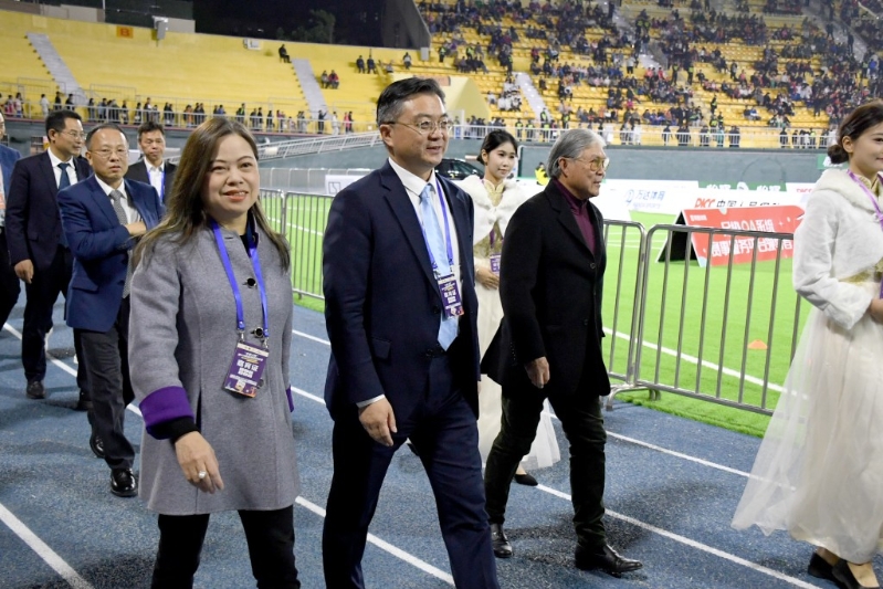 第43届省港盃足球赛昨晚在广州越秀山体育场上演,文化体育及旅游局局长罗淑佩亲自到场观战。 第43届省港盃足球赛昨晚在广州越秀山体育场上演,文化体育及旅游局局长罗淑佩亲自到场观战。