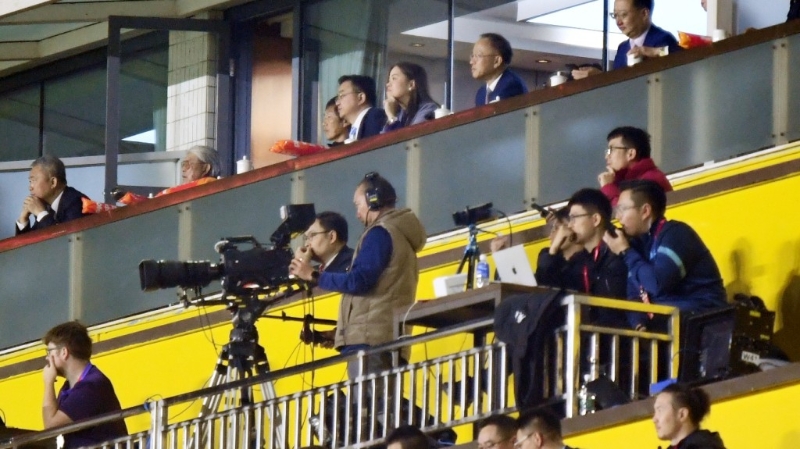 罗淑佩在贵宾席看足全场,支持省港两队作赛。 罗淑佩在贵宾席看足全场,支持省港两队作赛。