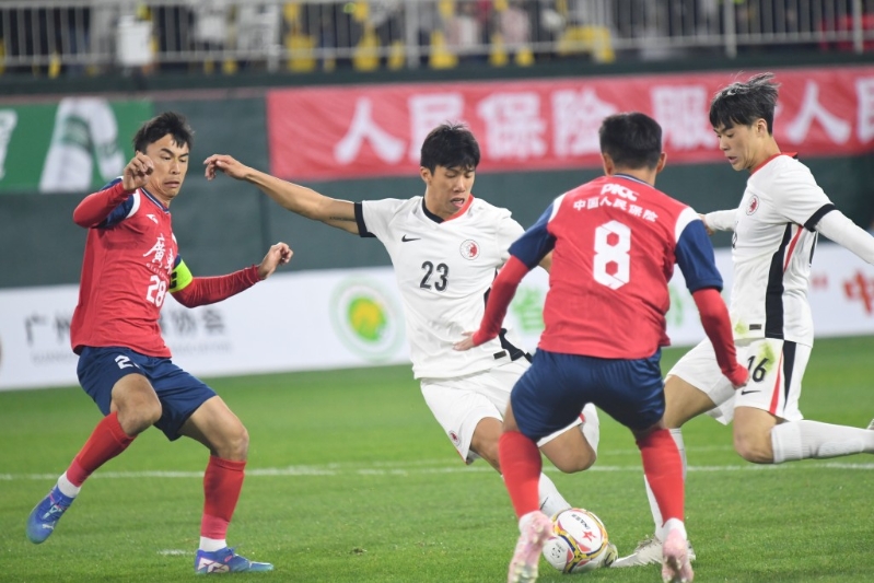 第43届省港盃足球赛昨晚在广州越秀山体育场上演,赛事紧凑。 第43届省港盃足球赛昨晚在广州越秀山体育场上演,赛事紧凑。