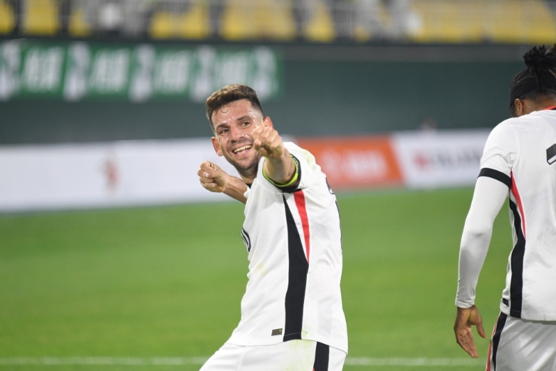 港队领先1比0时,彭利拿示意庆祝。 港队领先1比0时,彭利拿示意庆祝。