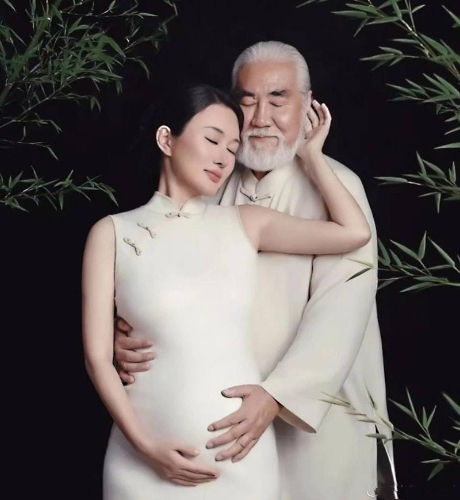 张纪中爆出「爷孙恋」曾轰动一时。 张纪中爆出「爷孙恋」曾轰动一时。