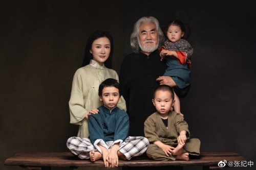 张纪中老当益壮,二人有多名仔女。 张纪中老当益壮,二人有多名仔女。