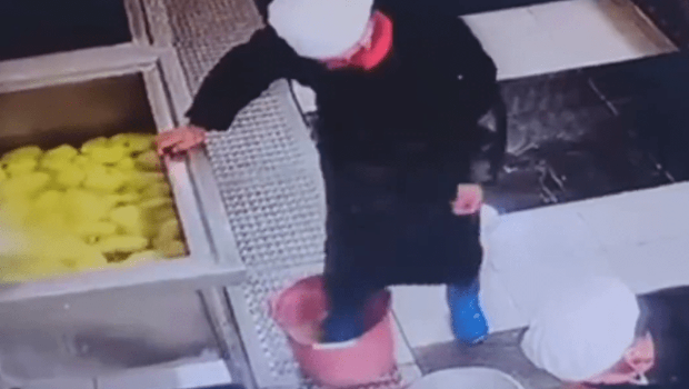 江西中学食堂员工脚踩食材 江西中学食堂员工脚踩食材