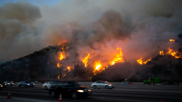 加州山火烧毁逾万间房屋,造成经济损失高达1,500亿美元。 加州山火烧毁逾万间房屋,造成经济损失高达1,500亿美元。