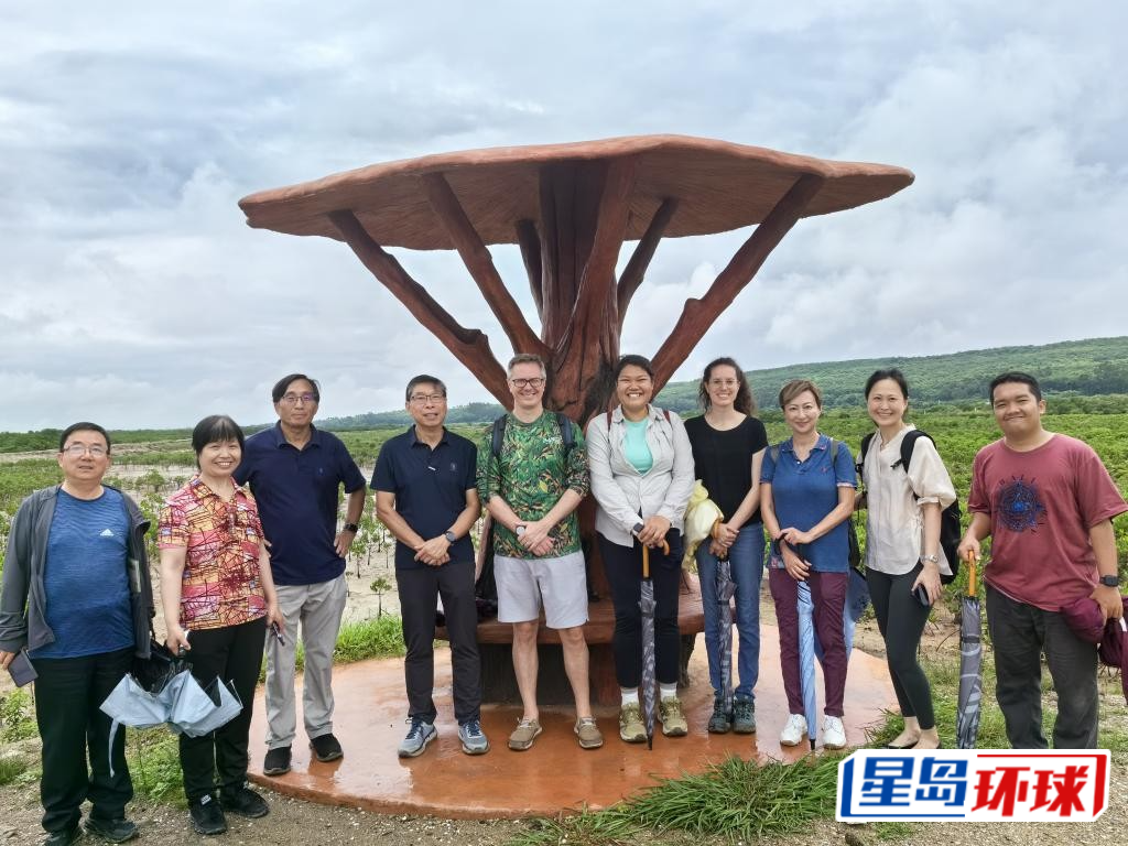 Erica多次随生态专家考察外地的红树林,加深了解红树林固碳的功效。 Erica多次随生态专家考察外地的红树林,加深了解红树林固碳的功效。