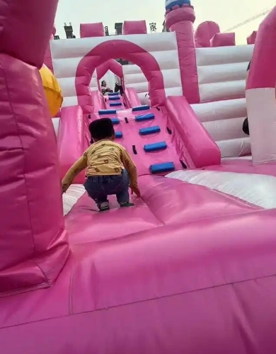 充气城堡意外频生。 充气城堡意外频生。