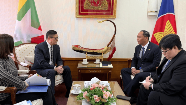 保安局局长邓炳强(左二)与缅甸驻港总领事Han Win Naing(右二)会面。 保安局局长邓炳强(左二)与缅甸驻港总领事Han Win Naing(右二)会面。