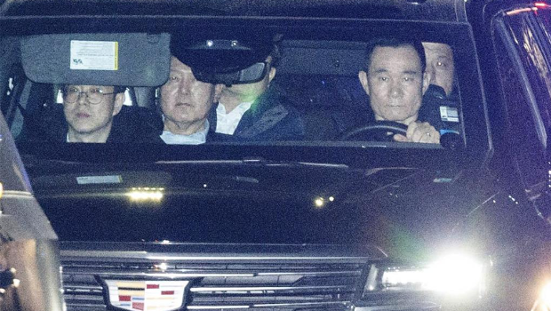 韩国总统尹锡悦(左二)15日被捕,深夜移送首尔拘留所。 韩国总统尹锡悦(左二)15日被捕,深夜移送首尔拘留所。