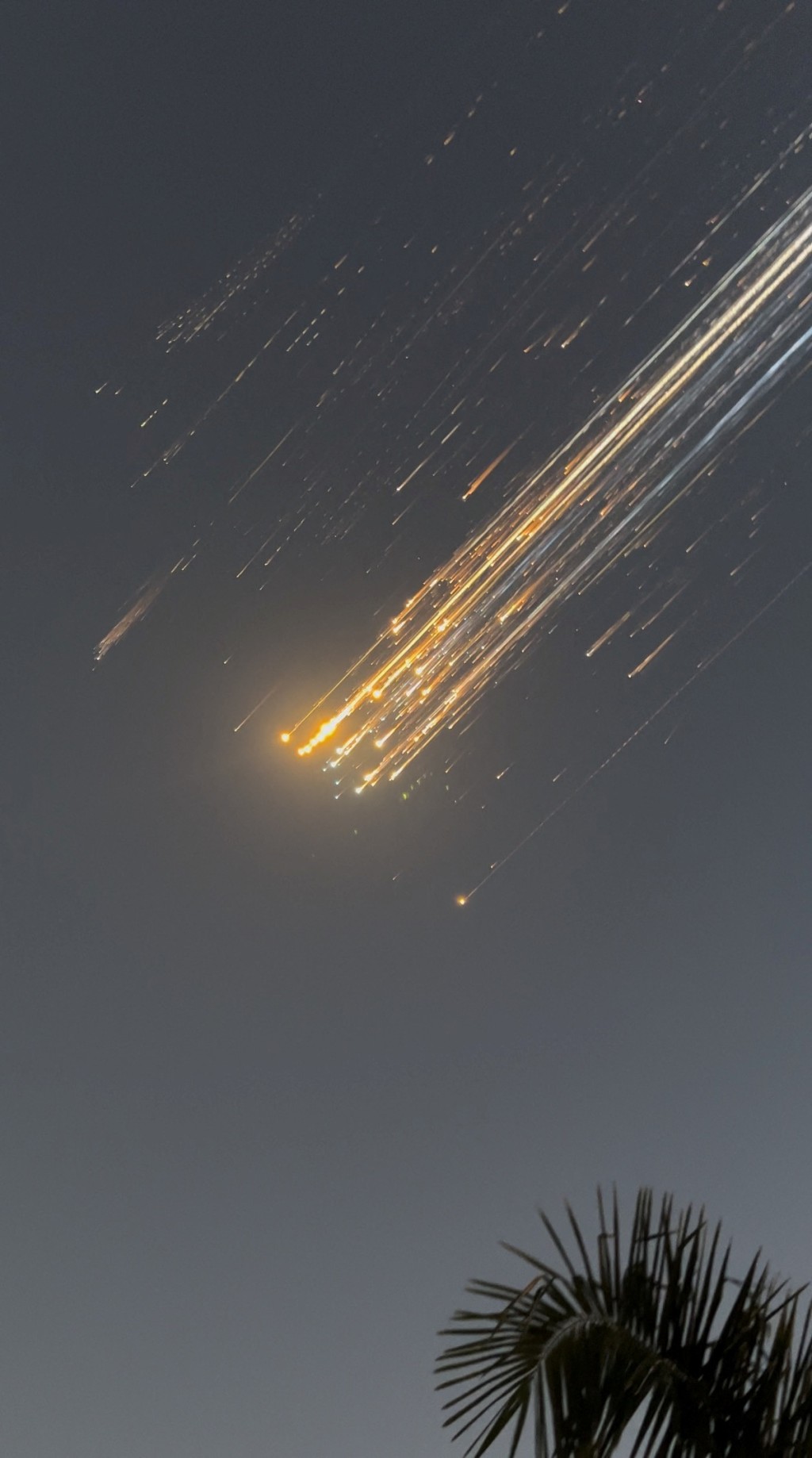 星舰飞船解体后,橙白色碎片坠落。 星舰飞船解体后,橙白色碎片坠落。