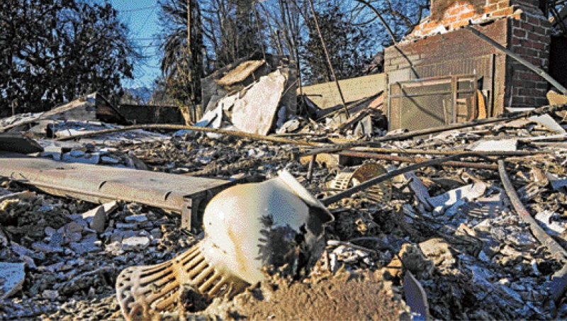 被伊顿山火烧毁的赵志峰住宅。美联社 被伊顿山火烧毁的赵志峰住宅。美联社