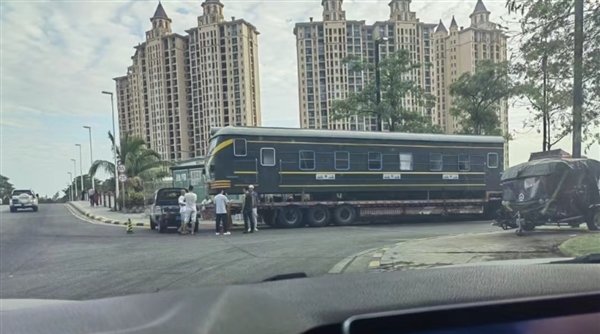 东北汉“火车开上马路” 东北汉“火车开上马路”