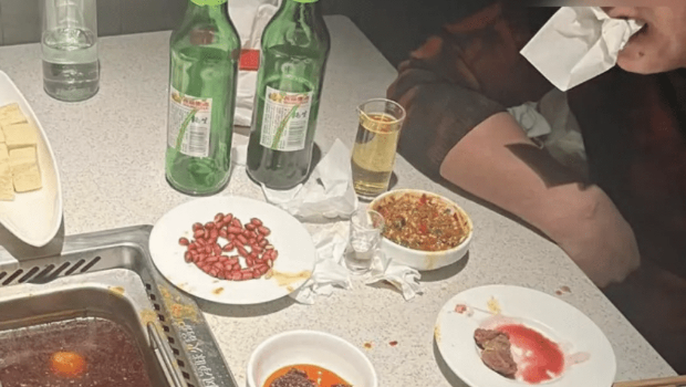 一名男子满口是血地吐出牛丸。 (网络图片) 一名男子满口是血地吐出牛丸。 (网络图片)