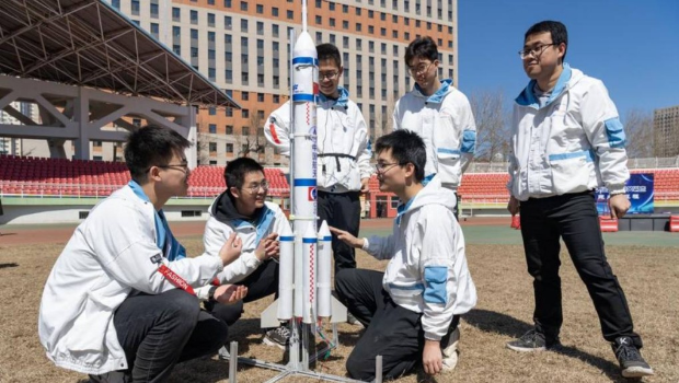 图为哈尔滨工业大学航模协会学生讨论火箭设计。 图为哈尔滨工业大学航模协会学生讨论火箭设计。