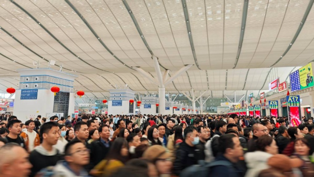 有网民反映,深圳北站挤满返乡过年的人。微博 有网民反映,深圳北站挤满返乡过年的人。微博