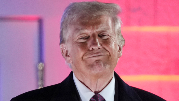 美国总统当选人特朗普曾在美国佛州的海湖庄园,对韩国政局开玩笑说,“每个人都说我制造混乱,但看看韩国吧”。 美国总统当选人特朗普曾在美国佛州的海湖庄园,对韩国政局开玩笑说,“每个人都说我制造混乱,但看看韩国吧”。