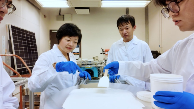 吕琳(左)教授团队开发的辐射制冷纳米涂层,能适用于建筑物天台和外牆,有效降低建筑物表面温度达摄氏25度。 吕琳(左)教授团队开发的辐射制冷纳米涂层,能适用于建筑物天台和外牆,有效降低建筑物表面温度达摄氏25度。